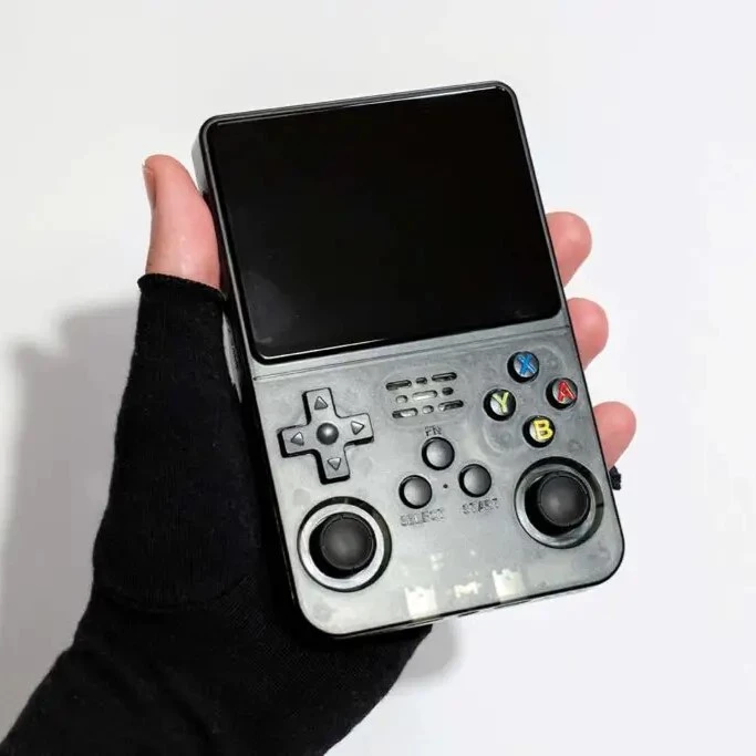کنسول بازی دستی رترو مدل R36S با حافظه ۶۴ گیگابایت و صفحه نمایش ۳.۵ اینچی